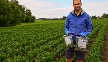 Op pad met biocontroleur Kevin: "Dankzij ons weet men of het bio-etiket klopt"