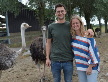 Struisvogelboerderij lokt hippe vogels met zomerbar