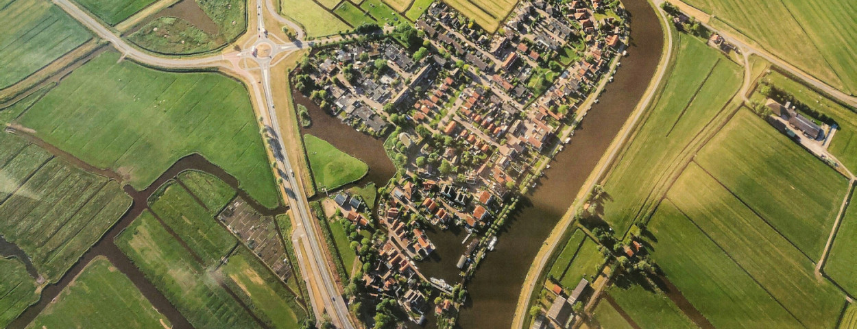 Landbouwgrond dorp drone 2 verkleind