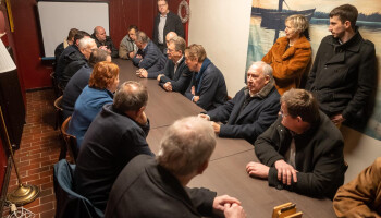 Hoe in een café in Deinze wekelijks de kippenprijs wordt bepaald tot ver buiten Vlaanderen
