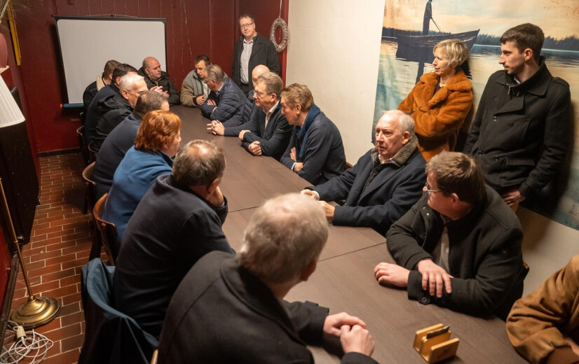 Hoe in een café in Deinze wekelijks de kippenprijs wordt bepaald tot ver buiten Vlaanderen