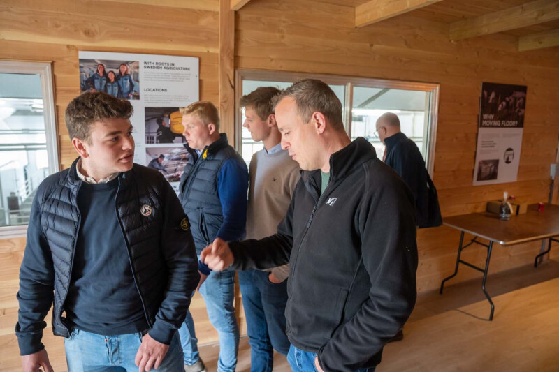 Vlaamse boeren bezoeken proefbedrijf mooving floor in Nederland