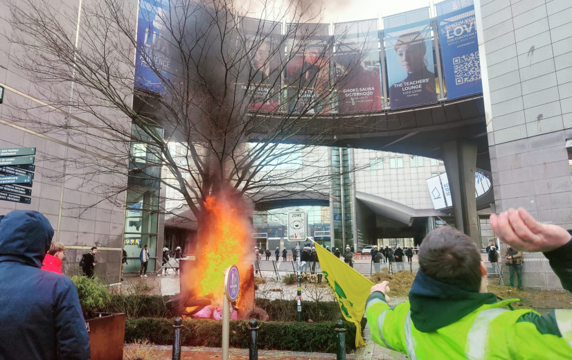 Protesterende boeren laten 15 containers afval achter in Brussel