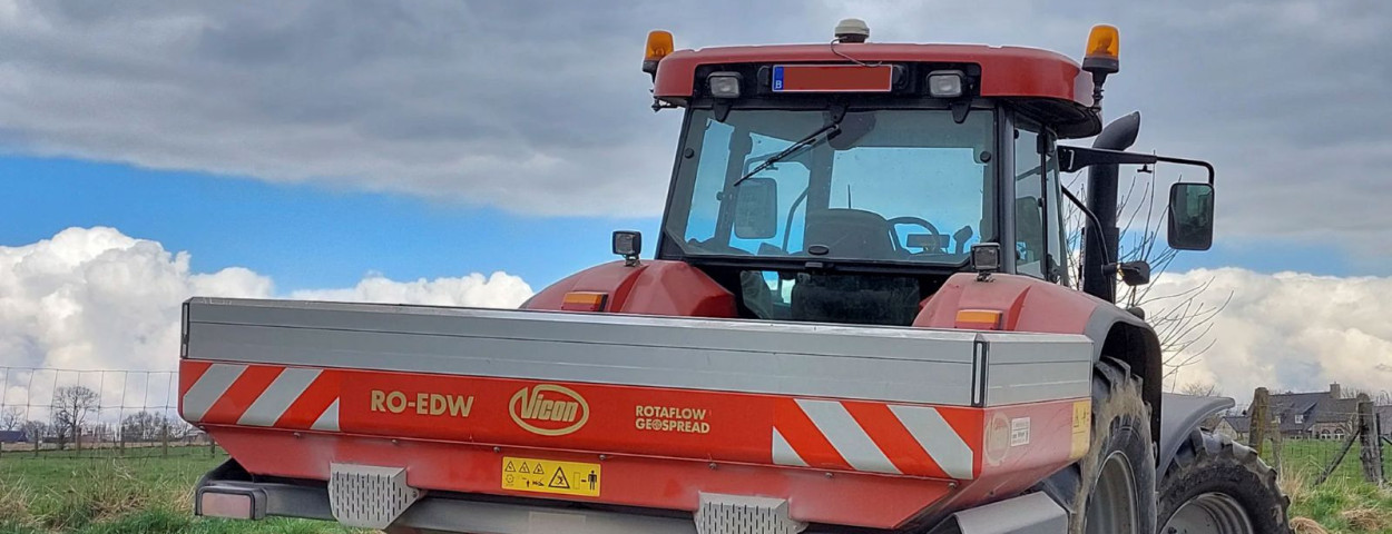 kunstmeststrooier met kantstrooier_Vlaamse Landmaatschappij Annemieke Dhaese
