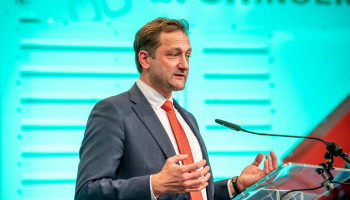 Eurocommissaris Hansen kritisch over inkrimping Nederlandse veestapel