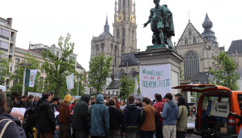 Herdenking 30 jaar Boerenstrijd met ludieke acties aan Antwerpse Boerentoren