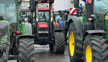 Boze groenteboeren blokkeren fabriek Greenyard in Staden