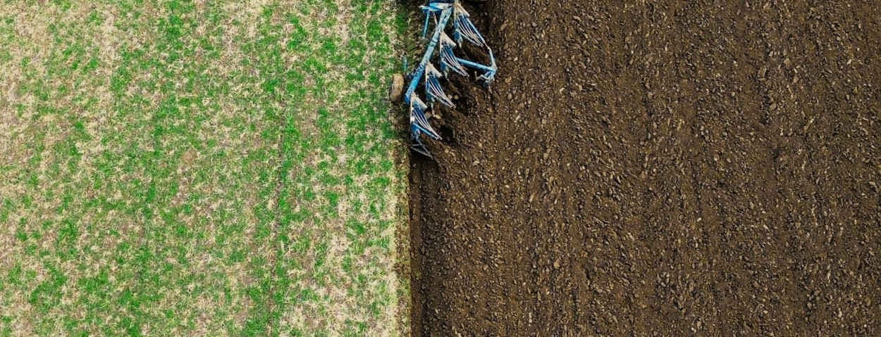 tractor ploeg ploeggen akker _unsplash