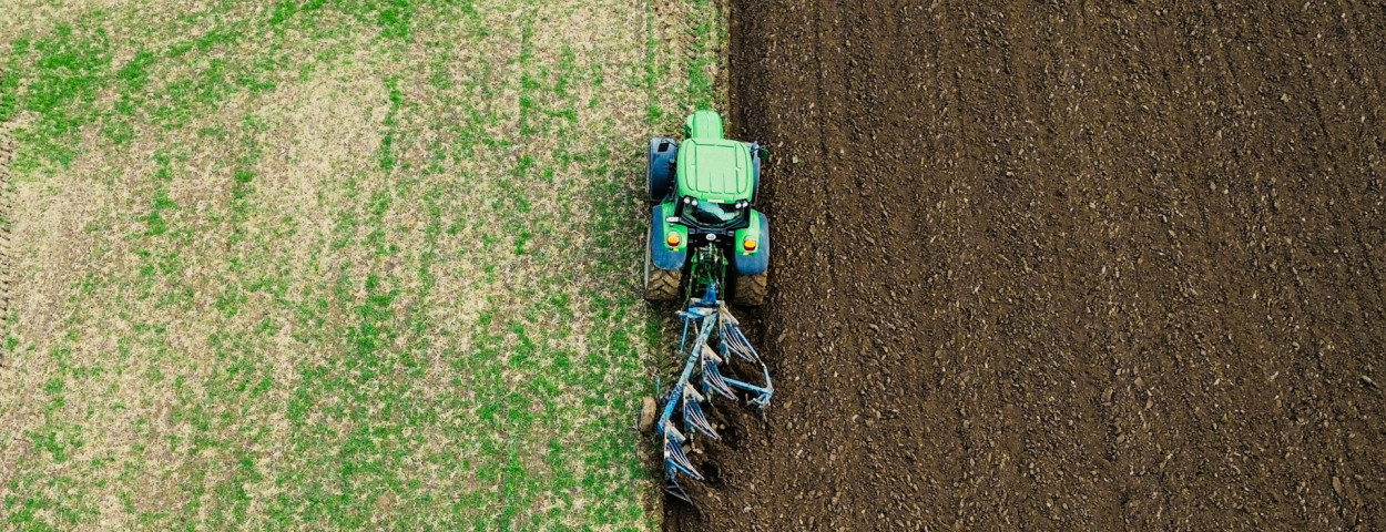 tractor ploeg ploeggen akker _unsplash