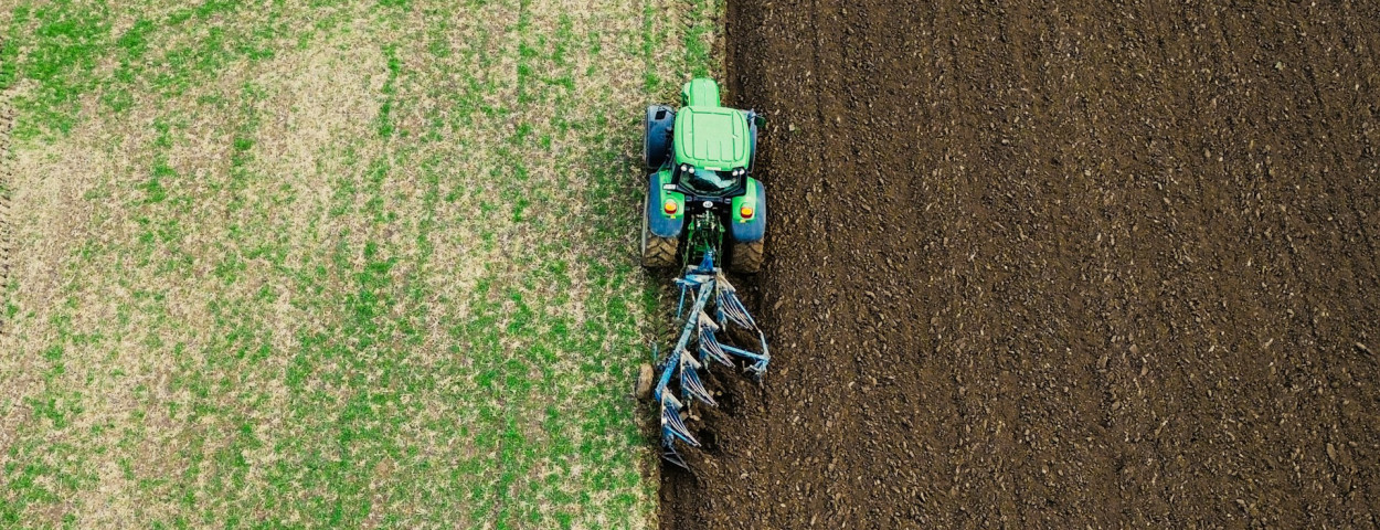 tractor ploeg ploeggen akker _unsplash
