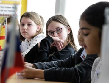 Jonge landbouwministers debatteren over melk op school 