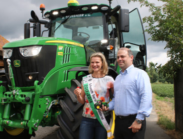 Schoonste Boerin ontvangt haar tractor